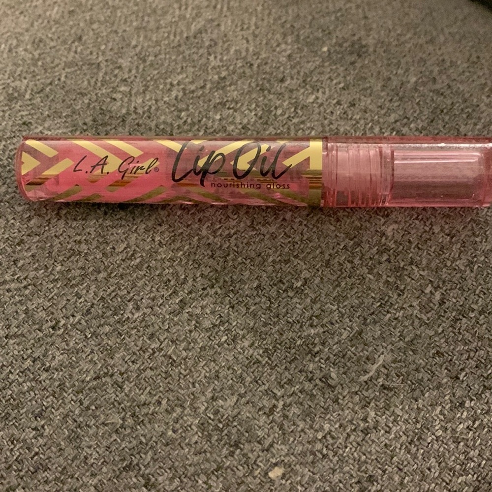 LA Girl lip oil nourishing lip gloss - sheer strawberry NWT
